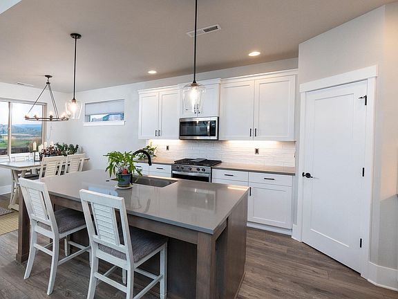 5th image of 1073 NE Henry Dr