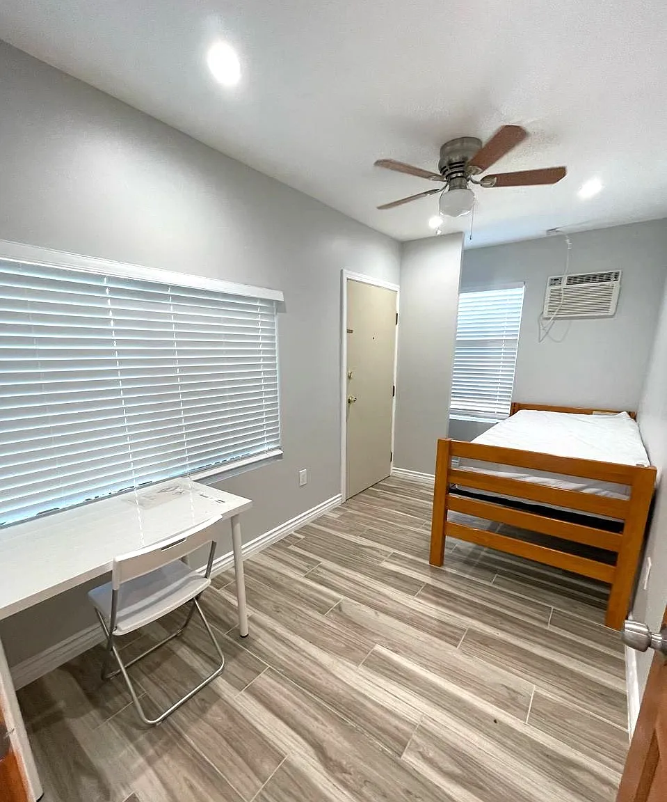 8 bed, 2200 sqft, $700 — Photo 1