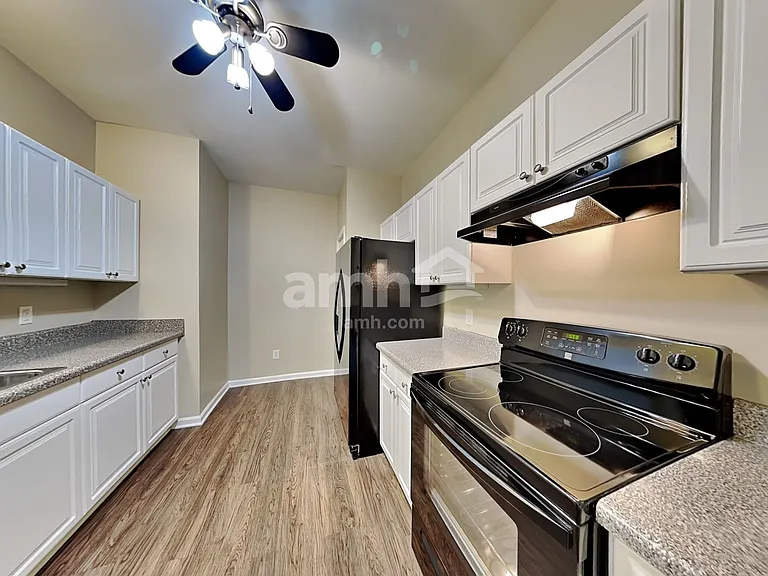 1414 Southgate Dr — Photo 3