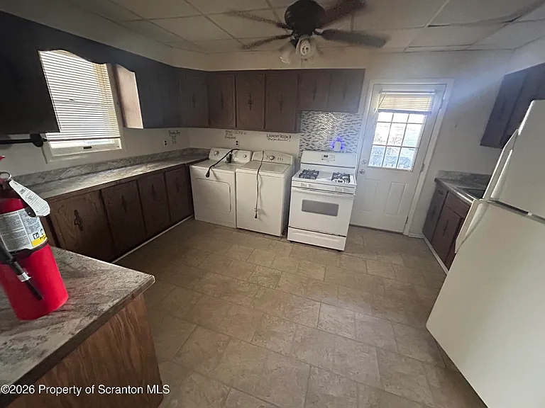 945 Woodlawn St — Photo 5