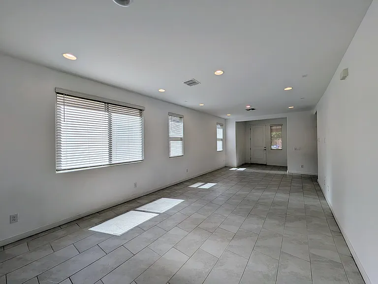 9509 W Sells Dr — Photo 6