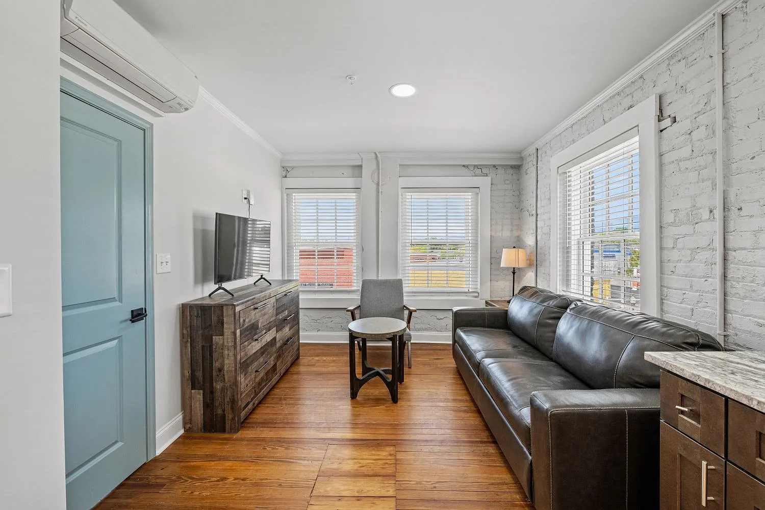 300 Laurel Street -L300AU - 5 — Photo 1