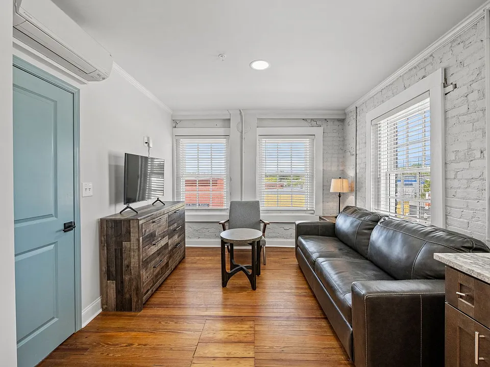 300 Laurel St #5