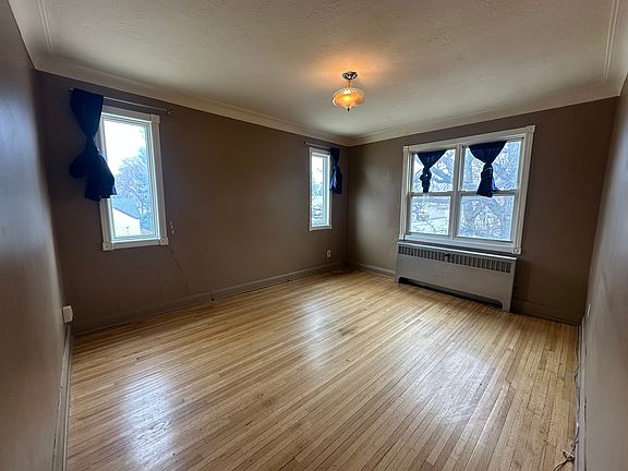 3rd image of 887 Dudley Ave #1