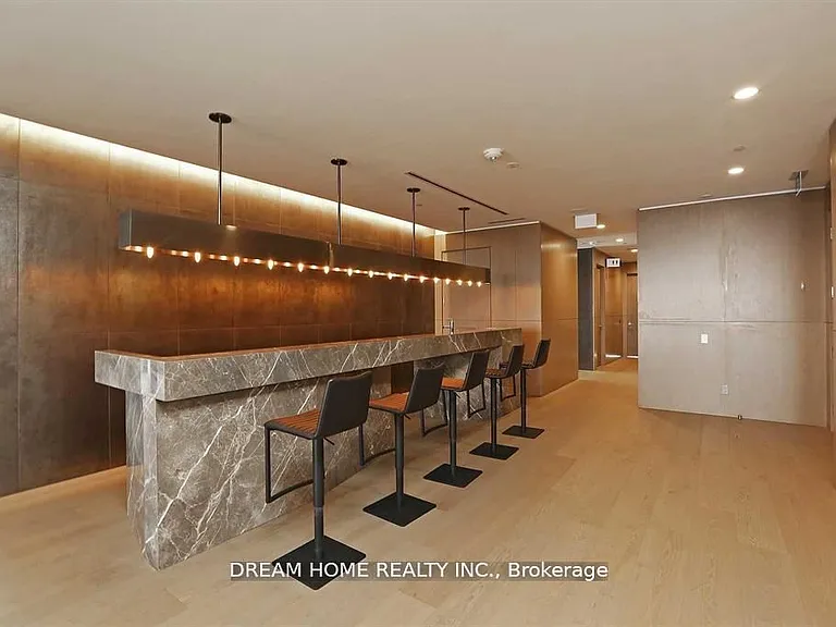 7 Grenville St #810 — Photo 5