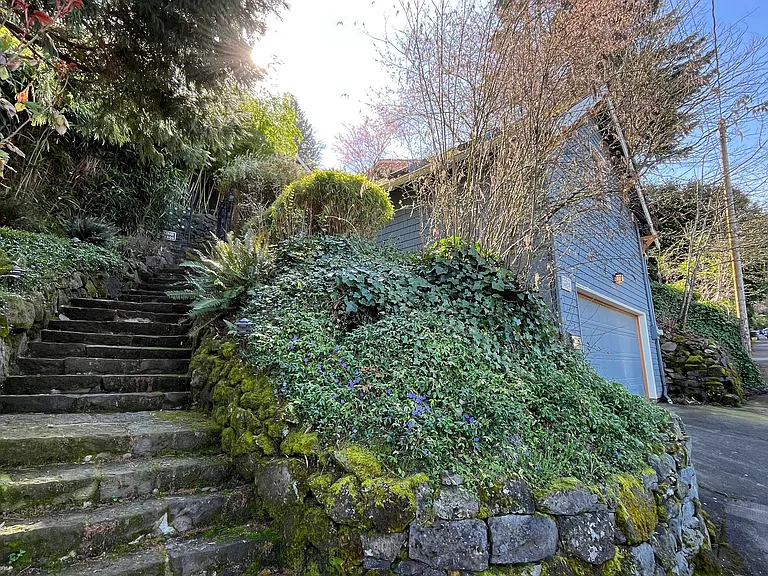 2786 SW Montgomery Dr — Photo 3