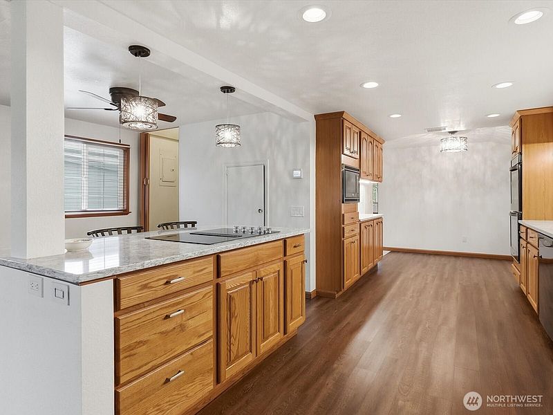 5th image of 6513 Waller Road E