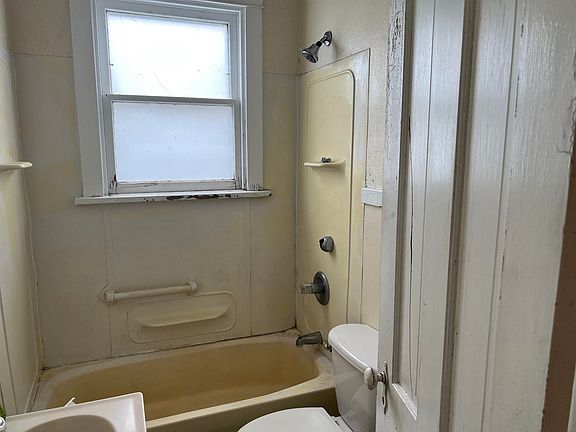 5th image of 215 N Eastman Ave