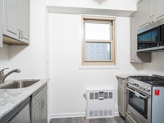 4th image of 900 W 190th St #2L