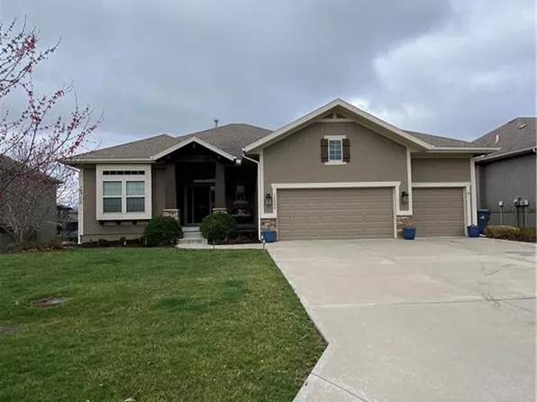 16336 S Twilight Ln, Olathe, KS 66062