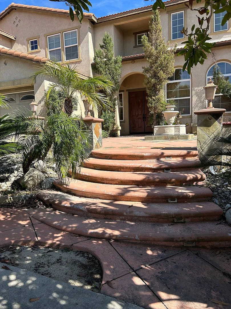 Spacious 5-Bedroom Home with Stunning Views — Photo 2