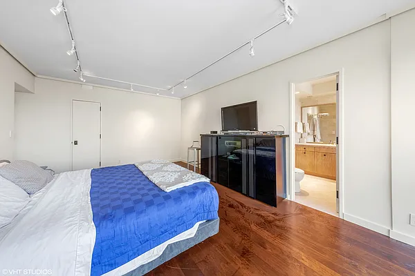 Sold by Maltz Auctions Inc | media 32