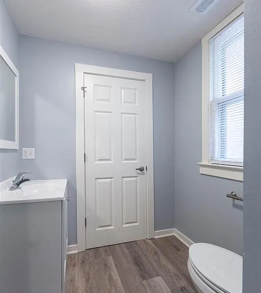 Bright bathroom at Park Avenue Apartments.
