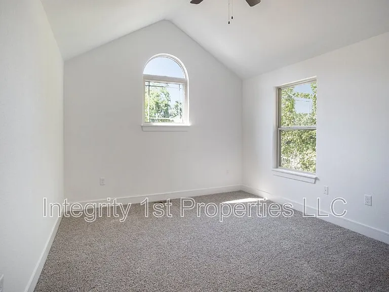 8831 N Helena Ave — Photo 9