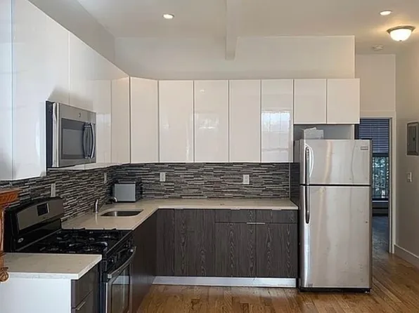 825 Putnam Avenue image 1 of 9