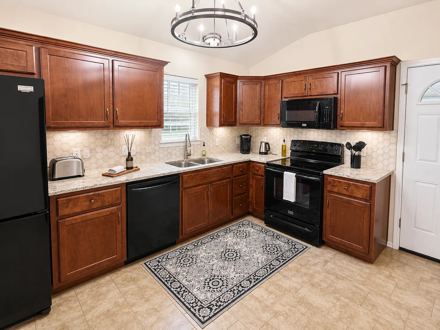 3 bed, 1300 sqft, $2,400 — Photo 4