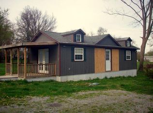 717 S Summit St, Carmi, IL 62821