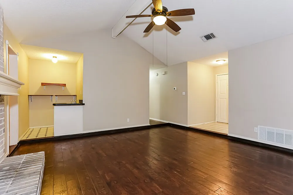 3 bed, 2.0 bath, 1621 sqft, $1,965 — Photo 3