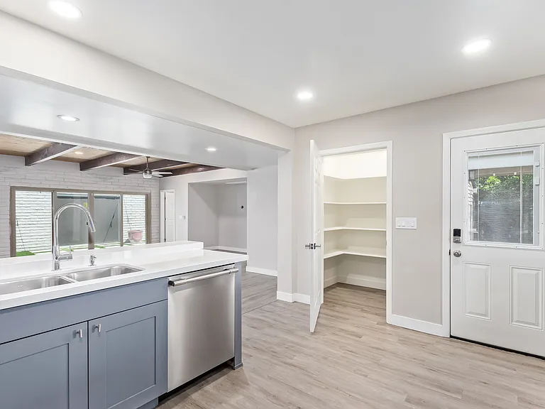2136 W Village Dr — Photo 21