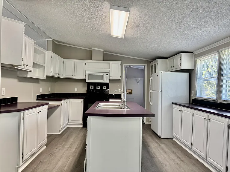 210 White Pine Dr — Photo 4