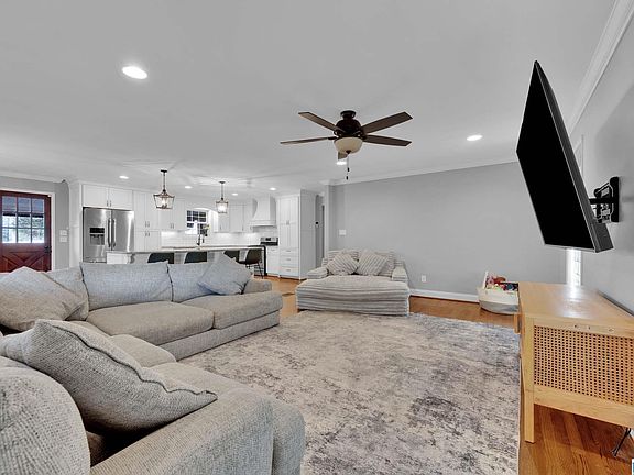 4th image of 281 Meadow Trl