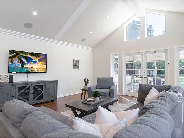 5659 Corbin Ave — Photo 7