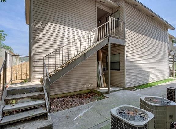 5th image of 310 Pat Garrison St #4