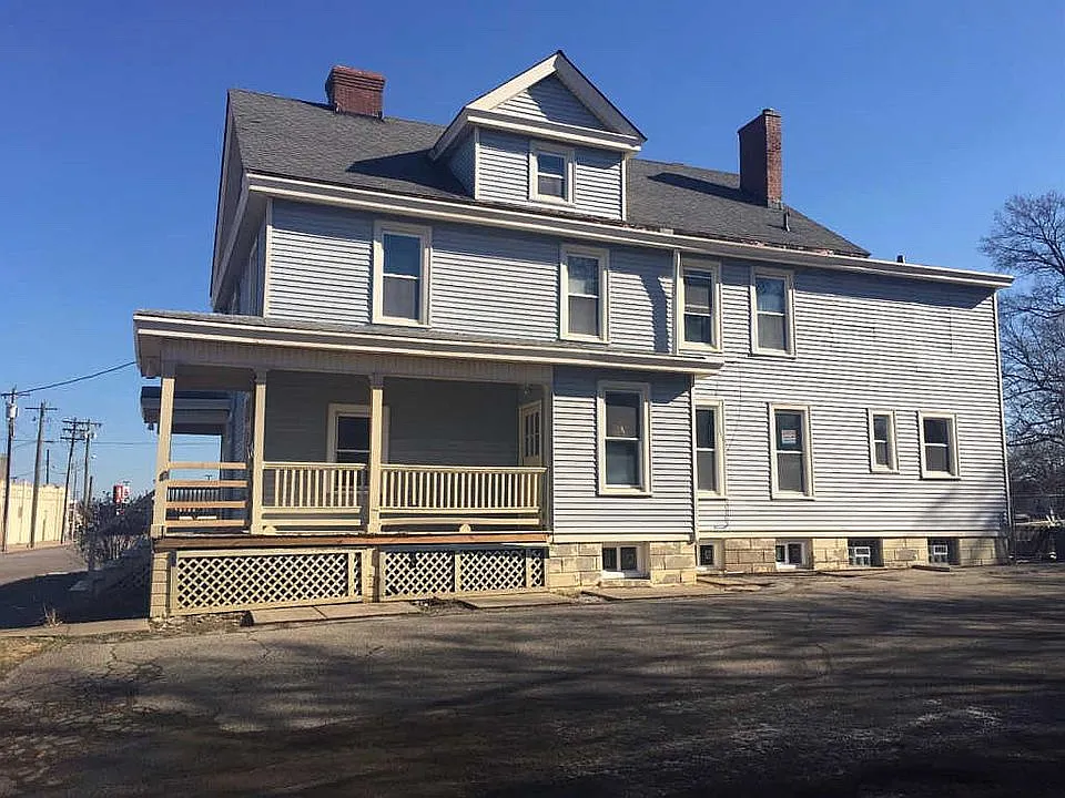 2071 Lawrence Ave — Photo 2