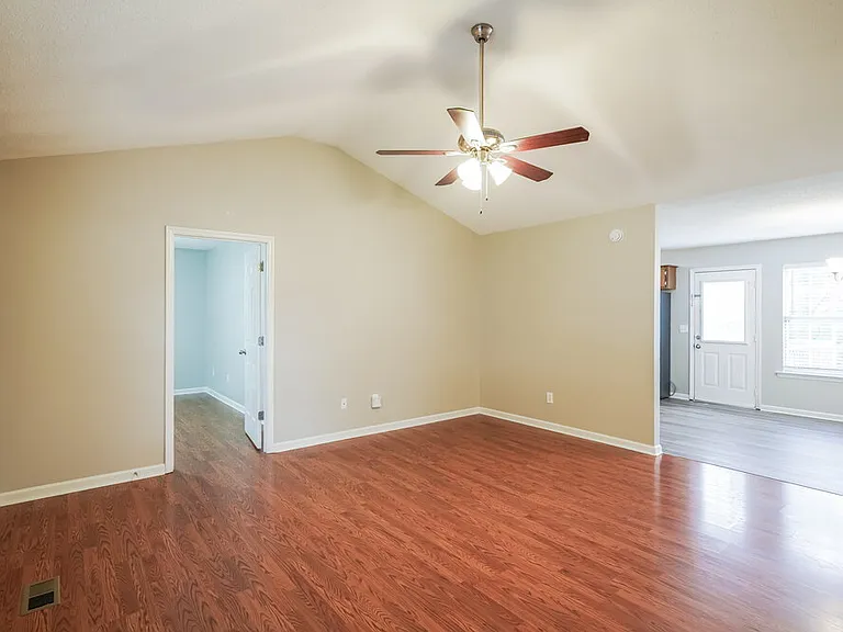 2826 Henderson Ln — Photo 4