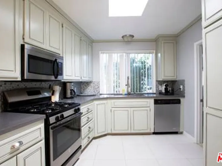 5049 Serrania Ave — Photo 5