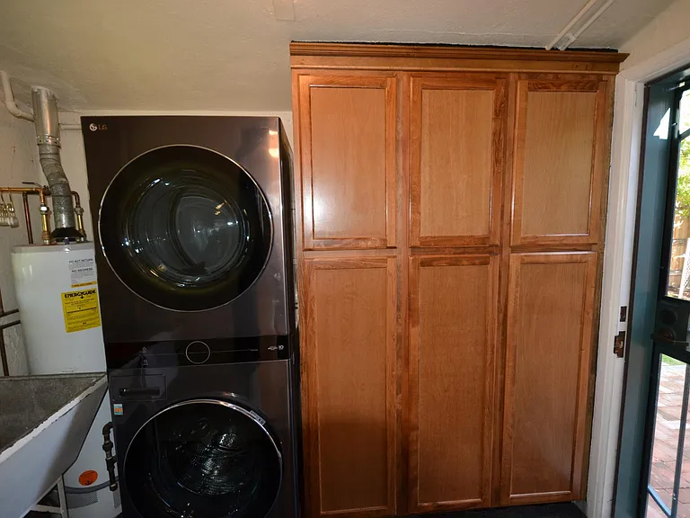 2354 Hooker St — Photo 14