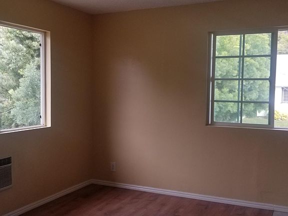 4th image of 2608 Manhattan Ave