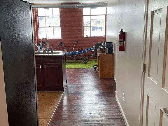4th image of 305 S Lincoln St APT B