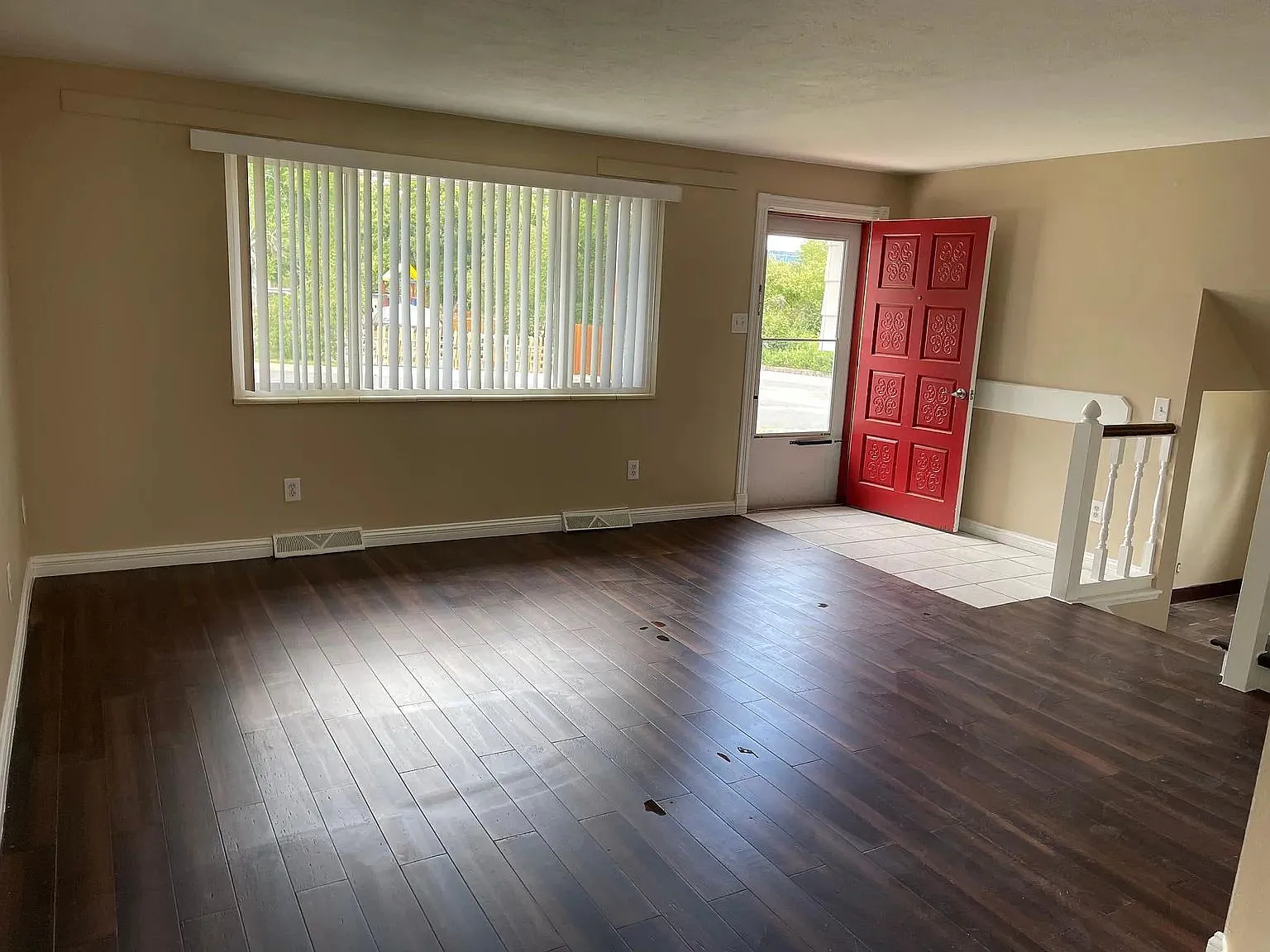 Golden 3 bed/2 bath with garage and fenced yard — Photo 3