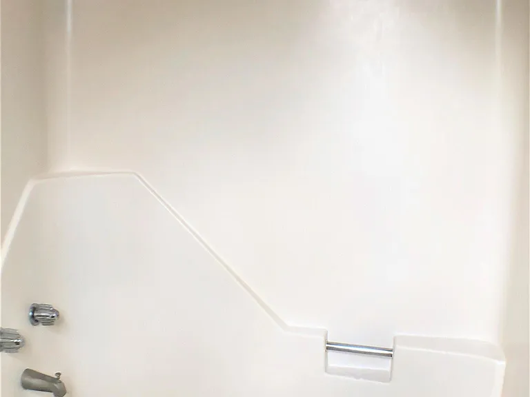 Full bath/shower combo