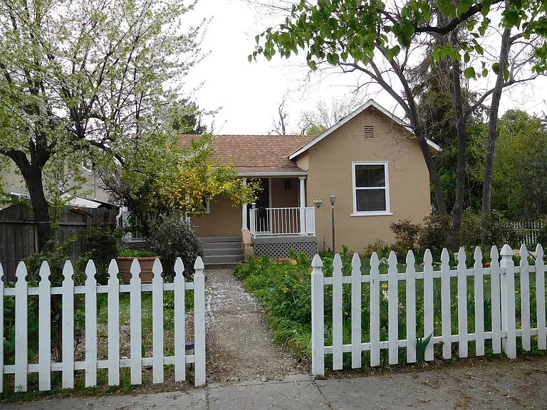 393 W Angela St — Photo 2