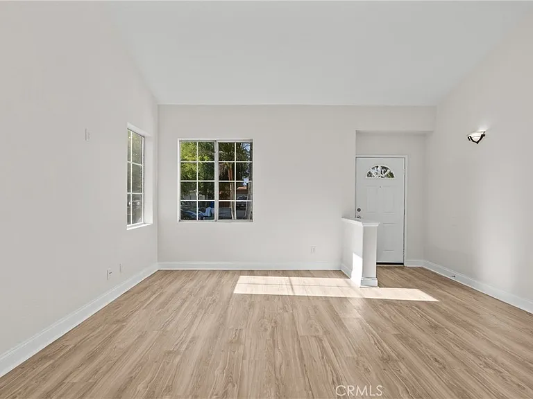 18800 Lull St — Photo 10