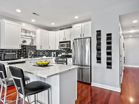 5th image of 3126 N Narragansett Ave APT 2