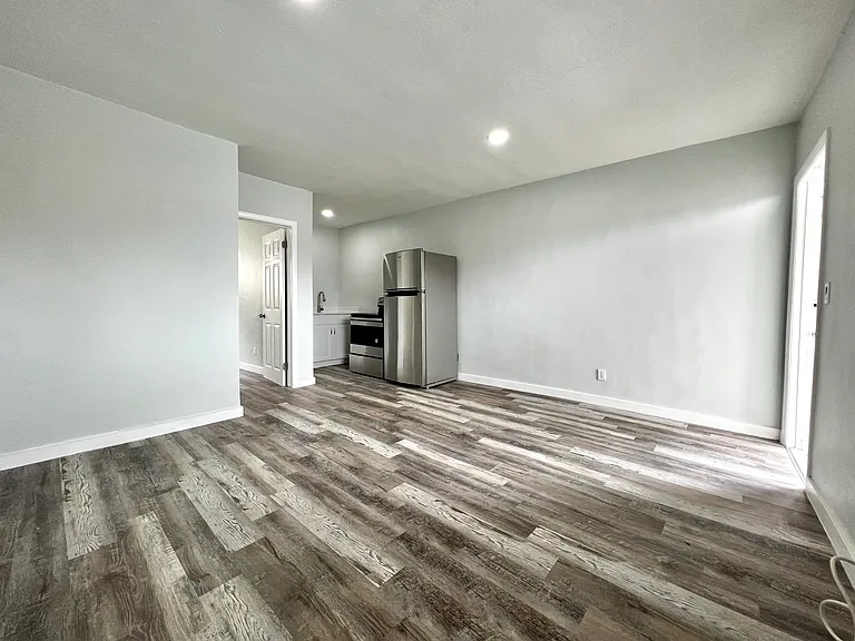 750 NW 9th Ave #3B — Photo 3