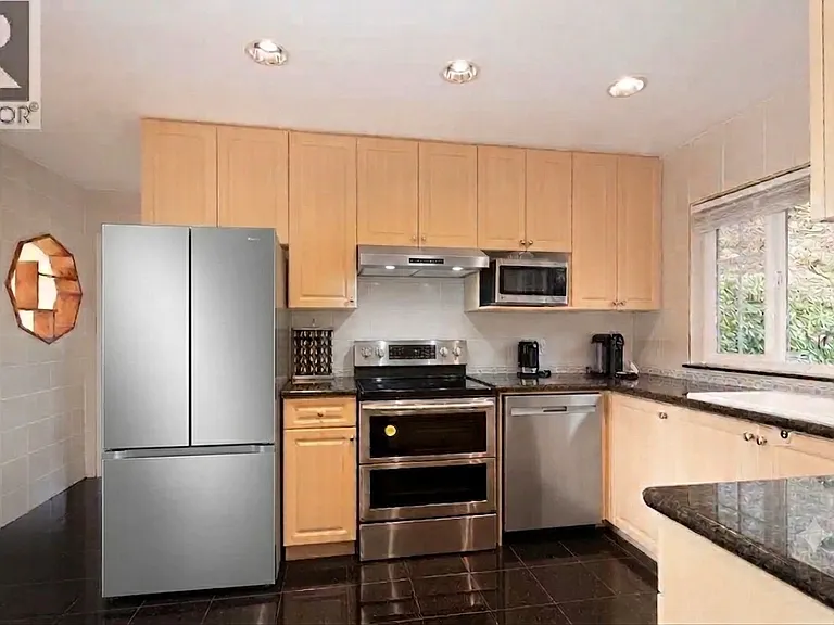 647 Blueridge Ave — Photo 3