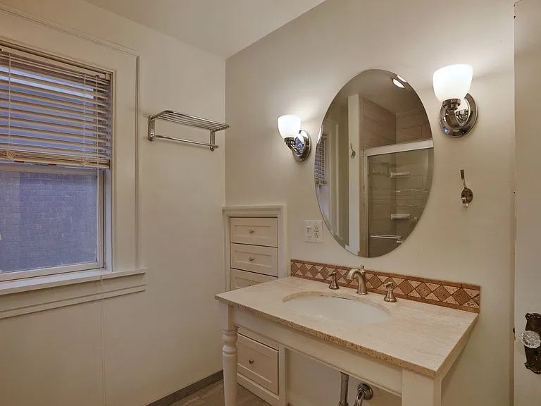 2403 Summit St — Photo 9