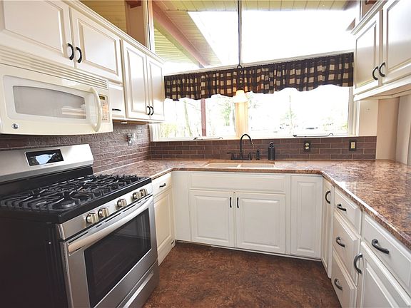 5th image of 327 Wayne St