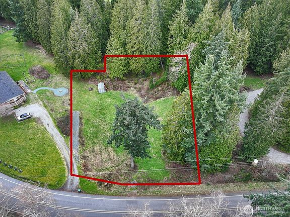 Estimated Property Lines>