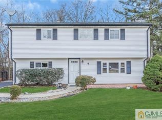 9 Nancy Cir, Edison, NJ 08817