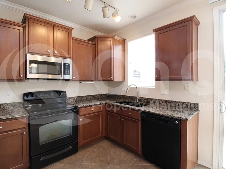 4273 E Oakland St — Photo 3