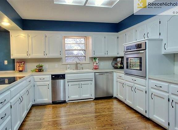 Chef's delight Kitchen with lots of cabinets and counter space