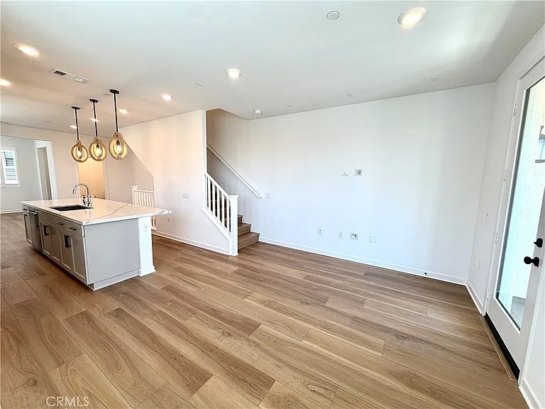 135 Evergreen — Photo 7
