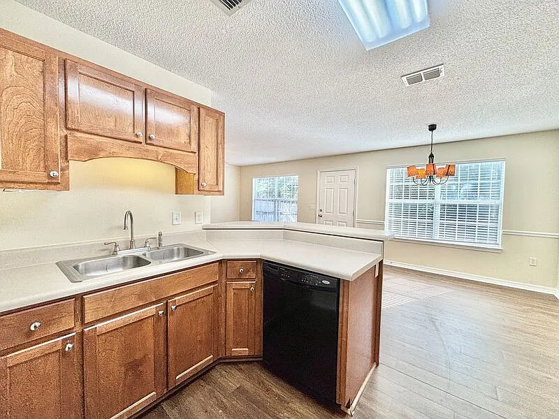3 bed, 2.5 bath, 1421 sqft, $1,600 — Photo 3