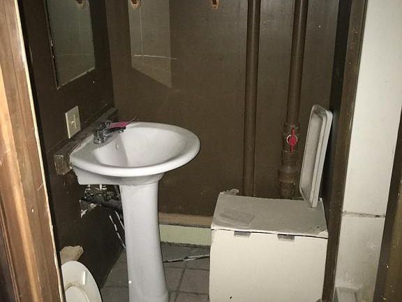 5th image of 221 Fir St