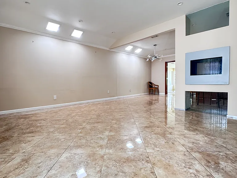 10500 Jordan Ave — Photo 5